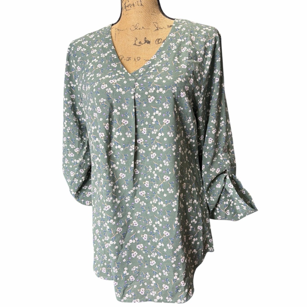Youtalia Floral Green Women's V-Neck Top. NWT Size Medium